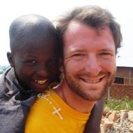 Joaquin Zuazo:  De marxista, cocainómano y pinchadiscos a voluntario con niños en Burundi