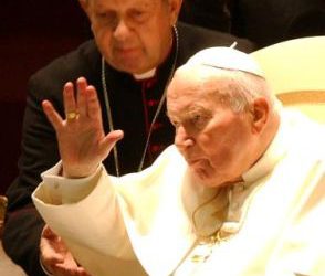 Cardenal Stanislaw Dziwisz: «Juan Pablo II hizo en vida muchos milagros»