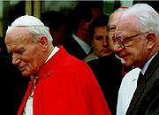 Juan Pablo II nunca pidió sedantes y abrazó siempre el dolor, explica su médico  Renato Buzzonetti