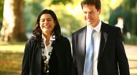 La vallisoletana Miriam  lleva a misa a su esposo ateo Nick Clegg,  viceprimer ministro británico