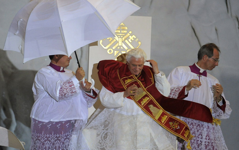 El fuerte viento arranca a Benedicto XVI el solideo que lleva en su cabeza. La fuerte y breve tormenta ha interrumpido el discurso del pontífice en Cuatro Vientos. (FOTO: REUTERS).