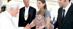 Enrico Petrillo y Chiara Corbella con su hijo Francisco en audiencia con el Papa Benedicto XVI este mismo año 2012