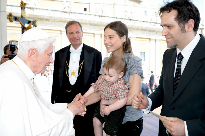 Enrico Petrillo y Chiara Corbella con su hijo Francisco en audiencia con el Papa Benedicto XVI este mismo año 2012