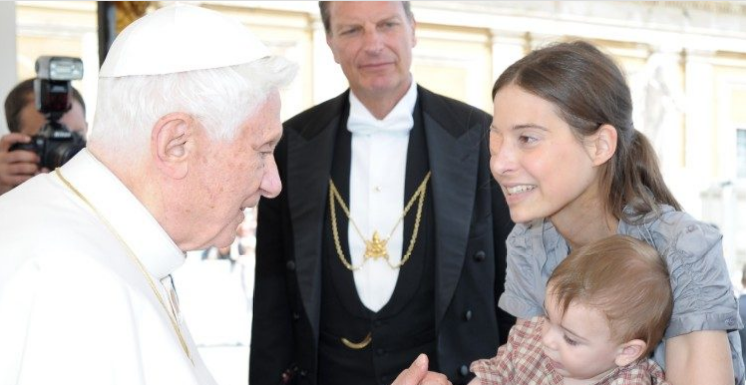 En mayo del 2012, Chiara Corbella llevando su hijo Francisco en brazos se encontró con el Papa Benedicto XVI en la Plaza de San Pedro