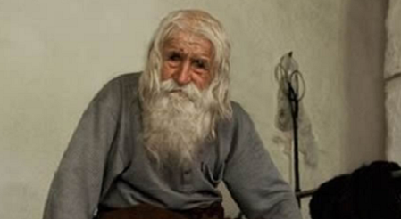 Dobri Dobrev, el santo mendigo búlgaro que con 100 años hace penitencia y todo lo que recoge lo entrega a las iglesias de alrededor