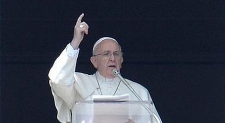 Papa Francisco en el Ángelus: «Escuchad a Jesús leyendo un pasaje del Evangelio cada día»
