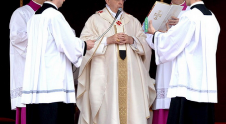El Papa Francisco declara santos a San Juan Pablo II y San Juan XXIII y recibe sus reliquias