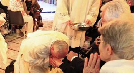 Papa en homilía de la Misa de la Cena del Señor al lavar los pies a 12 discapacitados: «Ser servidores unos de otros, ésta es la herencia de Jesús»