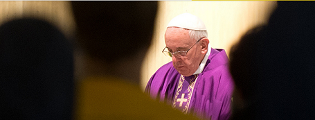 Papa Francisco en homilía en Santa Marta: «La Cruz no un es ornamento del altar, sino el misterio del amor de Dios»