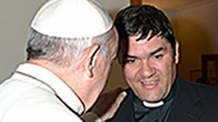 El P. Horacio Zúñiga estuvo 40 días en coma porque los narcotraficantes quisieron matarlo por sacar jóvenes de la droga y celebró sus 45 años con el Papa en Santa Marta