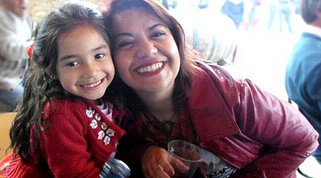 Claudia Oyarzún oró en el hospital a Santa Teresa de Los Andes porque su hija se asfixiaba al haber tragado una canica y repentinamente sanó