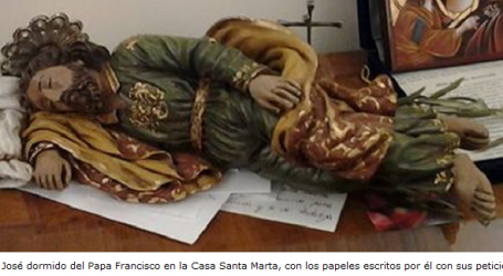 Papa Francisco pone bajo una estatua de san José sus peticiones de gracias: «Es un carpintero, trabaja bien, aunque a veces hace esperar…»