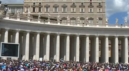 Papa Francisco en Regina Coeli: «Confrontando, discutiendo y rezando, así se resuelven los conflictos en la Iglesia»