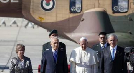 Papa Francisco a las autoridades a su llegada a Israel: «Promovamos una educación donde no haya lugar para el antisemitismo»