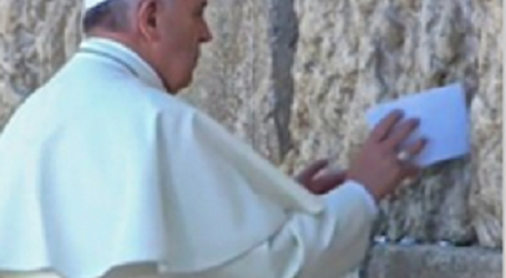 El Papa Francisco deposita en el Muro de las Lamentaciones el Padrenuestro escrito en español de su puño y letra