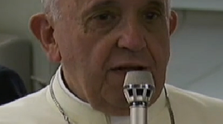 Papa Francisco con los periodistas en el avión de vuelta de Tierra Santa: “Abusar de un menor es como celebrar una misa negra”
