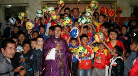 Padre Manuel Ordóñez anota “un golazo al mal” con escuela de fútbol para 200 niños pobres de Colombia para alejarlos de la droga y la delincuencia