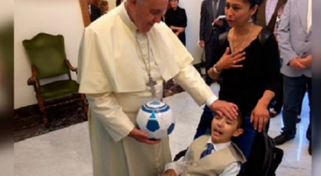 Cristofer, niño boliviano en silla de ruedas de 12 años, cambia el regalo de viaje al Mundial de Brasil por ir a Misa con el Papa Francisco