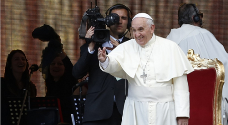 Papa Francisco con 50.000 carismáticos en Roma: «La Renovación es una gracia para la Iglesia. El fundamento de la Renovación es adorar a Dios»