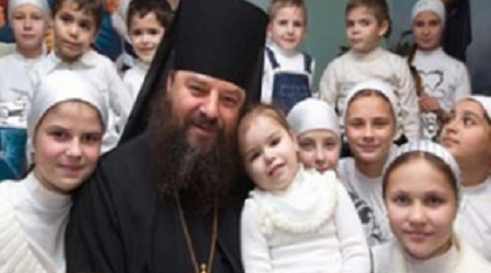 El monje obispo ortodoxo Longin, de Bancheny, tiene 332 hijos, sólo 4 con su mujer, sacados de orfanatos, portadores de VIH, hepatitis C, y con parálisis cerebral
