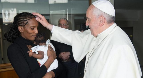 El Papa Francisco ha recibido a Meriam Ibrahim, acompañada de su esposo y los niños: “Gracias por el fuerte testimonio de constancia en la fe”