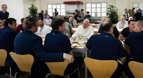El Papa almuerza con los trabajadores del Vaticano sorprendiéndolos y se pone a la cola del «self-service»