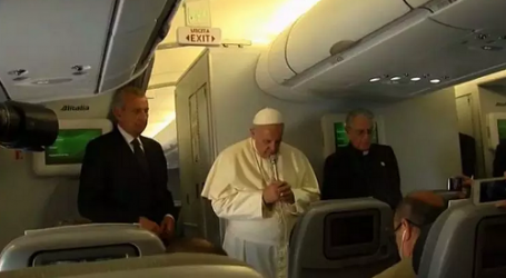 Papa Francisco reza en el avión rumbo a Corea por periodista muerto en Gaza y pide a informadores que den un mensaje de paz