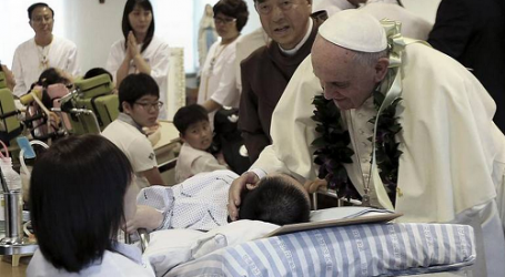 El Papa Francisco acaricia a los enfermos y discapacitados en la “Casa de la Esperanza” con los pies descalzos y recibe la  sonrisa de Myan, joven con grave patología cerebral