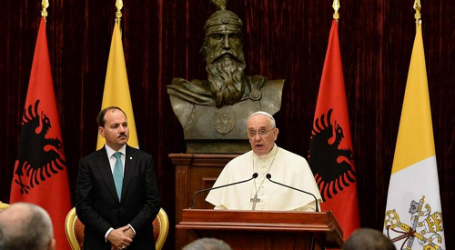 Papa Francisco a las autoridades de Albania:  «El clima de respeto y confianza recíproca entre católicos, ortodoxos y musulmanes es un bien precioso para el país»