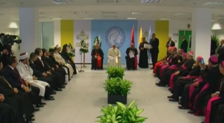 Papa Francisco a líderes religiosos de Albania: «Cuando se quiere expulsar a Dios de la sociedad, se acaba por adorar ídolos, y enseguida el hombre se pierde, su dignidad es pisoteada»