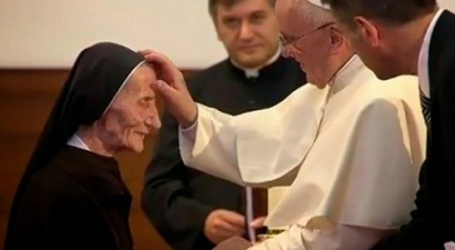 María Caleta, religiosa de 85 años, explica al Papa Francisco como bautizó a la hija de un comunista con agua de un canal y su zapato