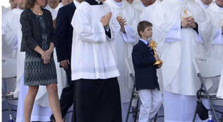 Álvaro del Portillo ya es beato y el niño José Ignacio Ureta, cuya curación milagrosa ha permitido la beatificación, ha participado en la ceremonia portando la reliquia