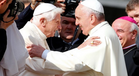El Papa Emérito Benedicto XVI y el Papa Francisco juntos en la fiesta de los abuelos