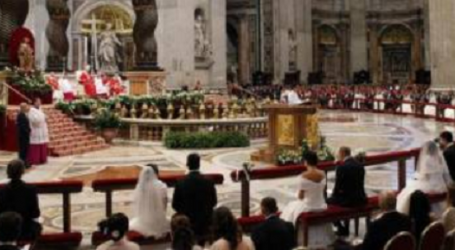 Así ha sido la boda de 20 parejas de novios celebrada por Papa Francisco en San Pedro: «Que tengáis un hermoso camino juntos. Que el amor crezca. El Señor os ayudará»