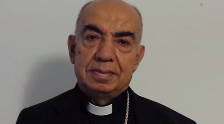 Georges Abou Khazen, obispo de Alepo: «La Providencia no deja nunca solo al hombre. Por esto, siguen tañendo las campanas en medio de las bombas que explotan»