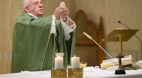 Papa Francisco en homilía en Santa Marta: «No a una fe «cosmética», lo que cuenta es la caridad concreta»