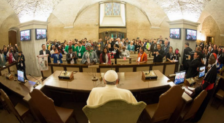 Papa Francisco a los Movimientos Populares: «No existe peor pobreza material que la que no permite ganarse el pan y priva de la dignidad del trabajo»