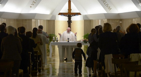 Papa Francisco en homilía en Santa Marta: «La Iglesia no es un grupo de elegidos encerrado en un microclima eclesiástico»