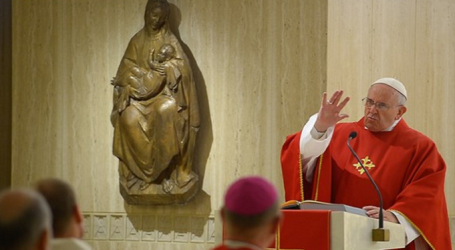 Papa Francisco en homilía en Santa Marta: «La Iglesia brille con la luz de Cristo y no con luz propia»