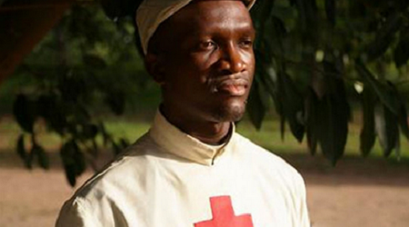 El padre Bernard Kinvi arriesgó su vida para salvar a 1.500 musulmanes en África: «Como sacerdote, no puedo apoyar que se mate a un hombre»