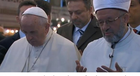 Papa Francisco al Gran Mufti al meditar juntos en la Mezquita Azul de Estambul: “Debemos adorar a Dios. Adoración, que es gratuita… Rece por mí”
