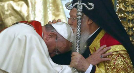 Papa Francisco rompe el protocolo y pide al Patriarca ortodoxo Bartolomé que le bendiga a él y a la Iglesia de Roma: «Somos hermanos en la esperanza del Señor Resucitado»