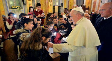 Papa Francisco se reúne con 600 jóvenes prófugos de Medio Oriente y África: «Las condiciones degradantes en las que muchos refugiados tienen que vivir son intolerables»