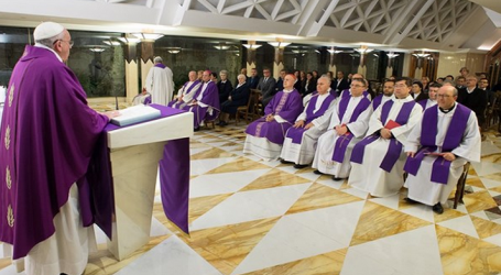 Papa Francisco en homilía en Santa Marta: «Un corazón humilde conoce a Dios, la teología se hace de rodillas»