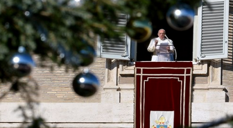 Papa Francisco en el Ángelus: «Vivir una Navidad cristiana, libres de toda mundanidad, dispuestos a acoger al Salvador, el Dios-con-nosotros»
