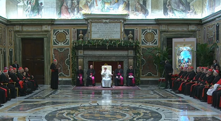 Papa Francisco felicita a la Curia advirtiendo a todos contra 15 enfermedades espirituales e invitando a la confesión en preparación de la Navidad