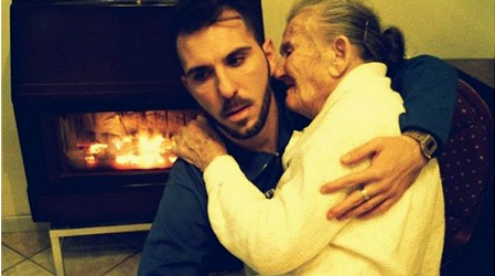 La Fotografía del año 2014 muestra a Giancarlo Murisciano, de 28 años, que abraza a su abuela de 87 años, enferma de Alzheimer: “Te tengo en los brazos como lo hacías tú”