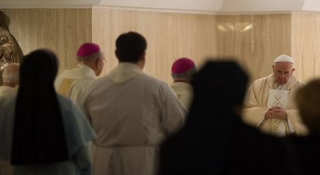 Papa Francisco celebra la Misa por las víctimas del atentado en París: «Oremos por las víctimas de esta crueldad. Y pidamos por los crueles, para que el Señor cambie su corazón»