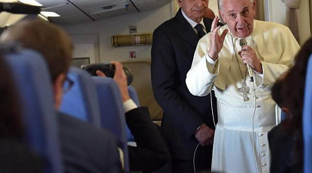 Papa Francisco en el avión de vuelta de Filipinas: «Creo que tres hijos por familia es el número para mantener a la población. La clave para responder es la paternidad responsable»