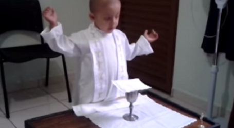 Rafael Freitas, niño de tres años con cáncer “celebra Misa”, y después de haber visto a Francisco en Brasil, él también quiere ser Papa